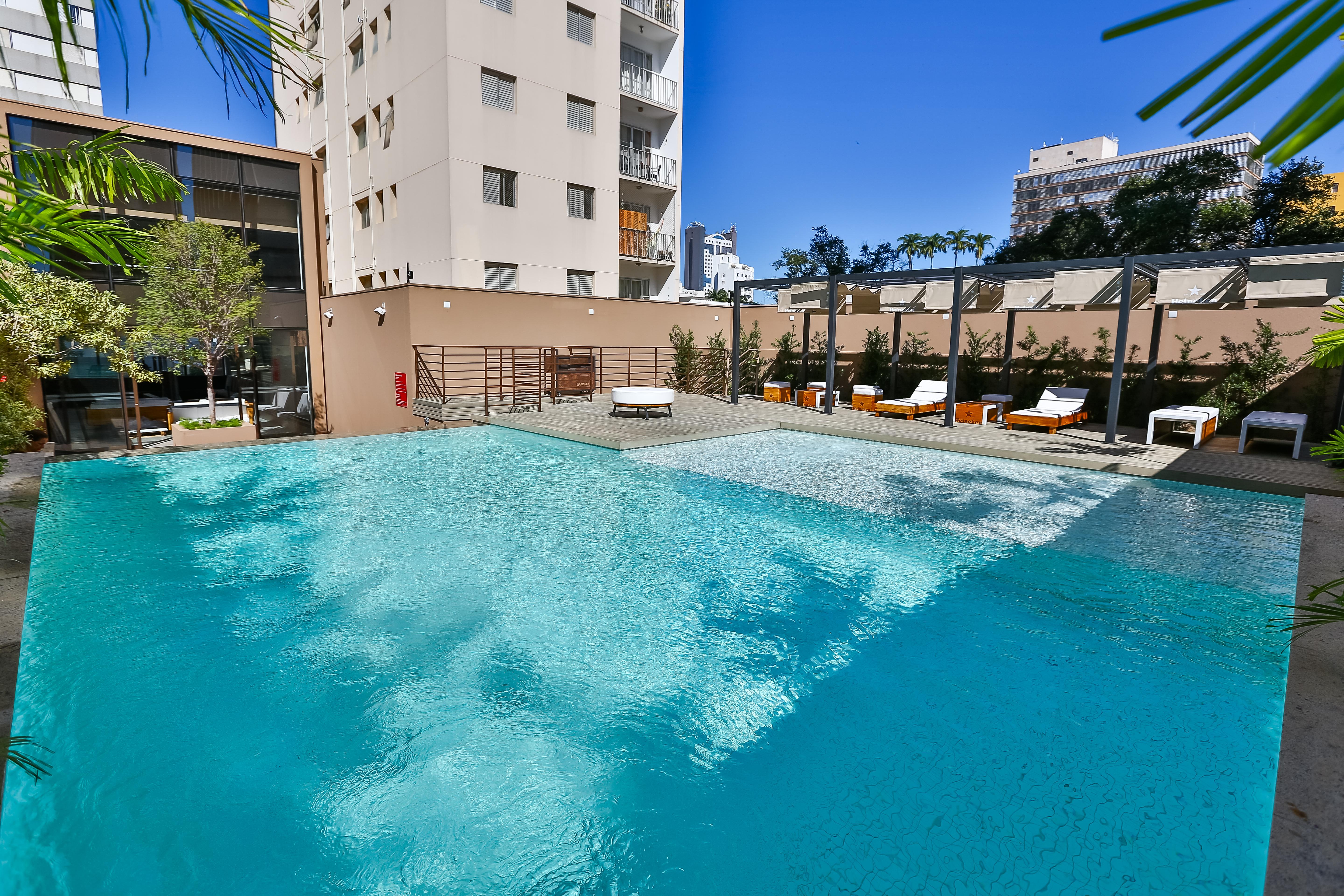 Radisson Red Campinas Hotell Eksteriør bilde The pool at the hotel