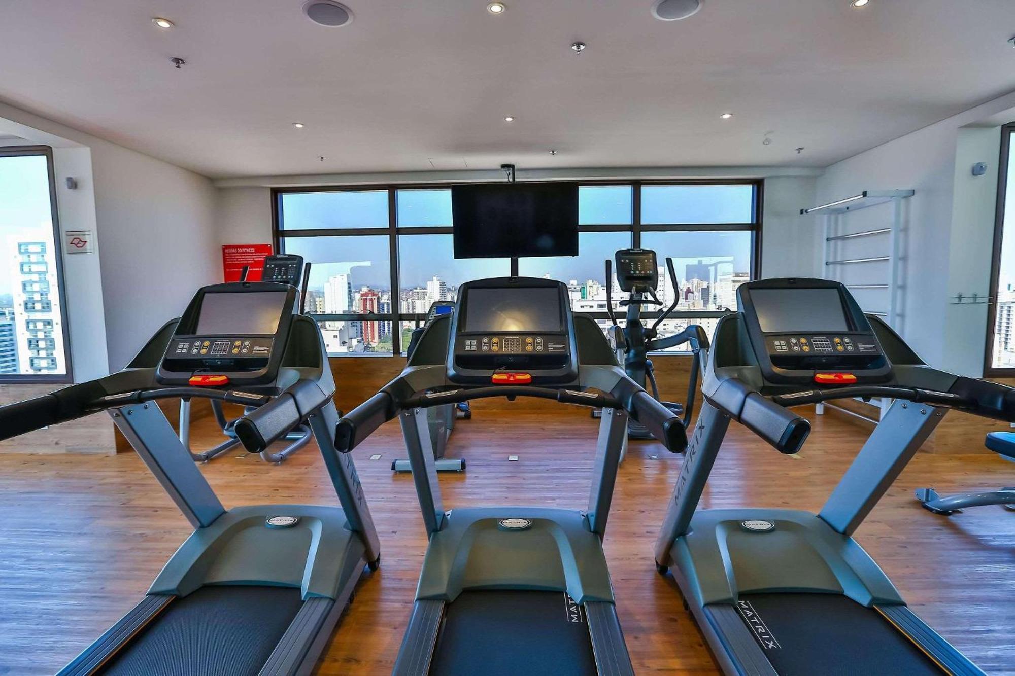 Radisson Red Campinas Hotell Eksteriør bilde The gym at the hotel