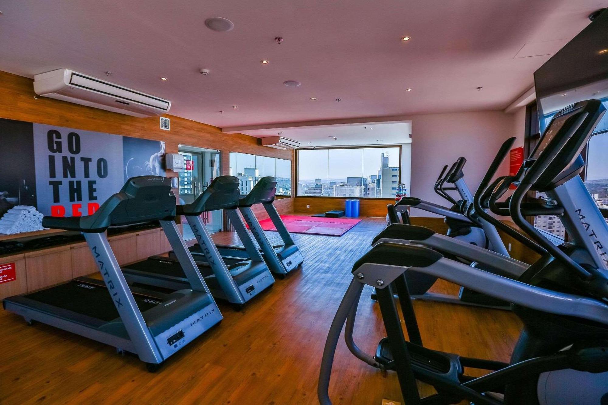 Radisson Red Campinas Hotell Eksteriør bilde The gym at the hotel